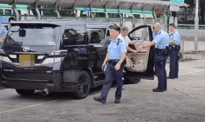 多名警员在香港教育大学外向司机进行问话。