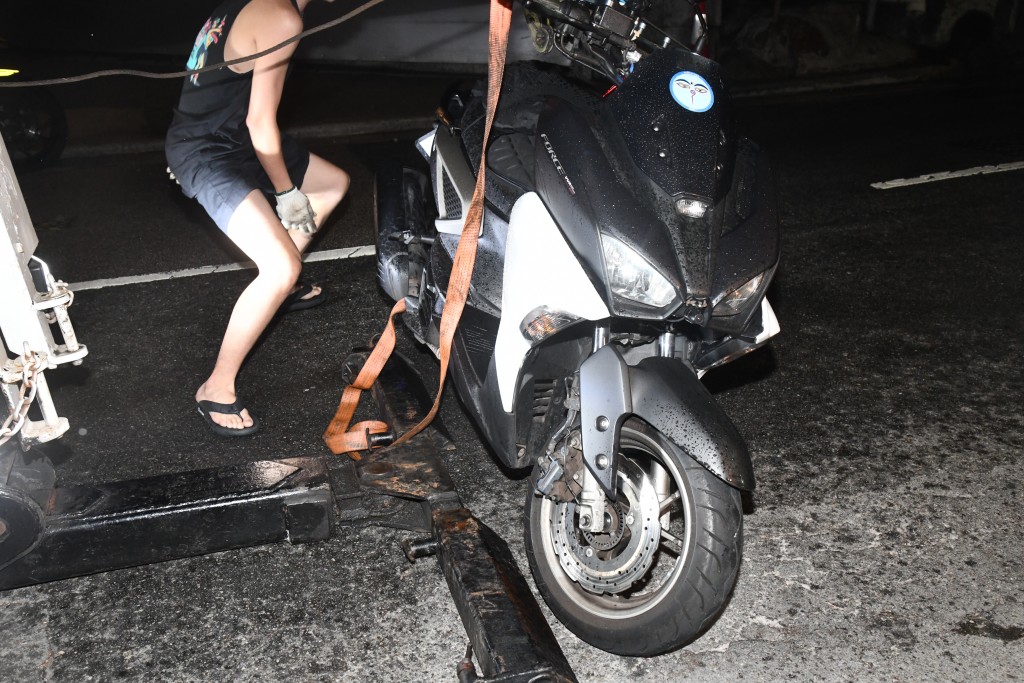 涉事電單車被拖走以待檢驗。徐裕民攝 涉事電單車被拖走以待檢驗。徐裕民攝