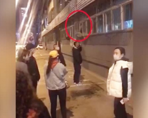社區居民與留學生窗口對罵。網圖
