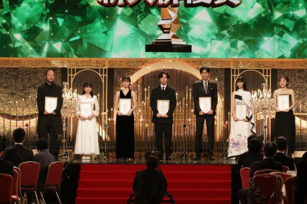 （左起）河内大和、白山乃愛、中島瑠菜、坂東龍汰、松谷鷹也、見上愛、森田望智齊奪新人獎，其中《8號出口》恐怖大叔河內大和更以47歲「高齡」得獎。