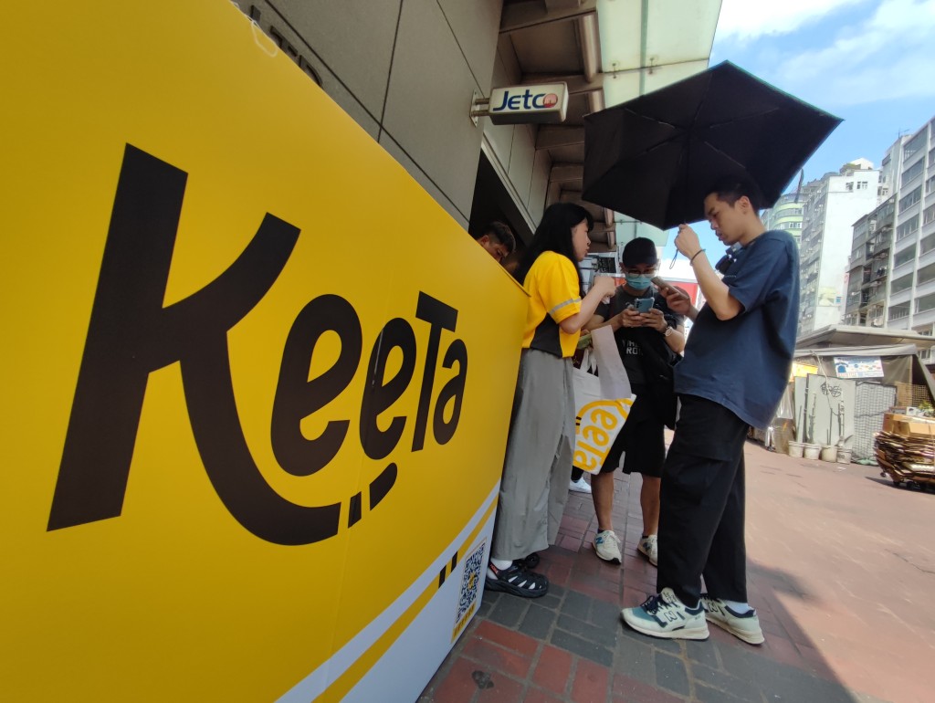 KeeTa在旺角摆摊档，以优惠券吸引市民下载App。