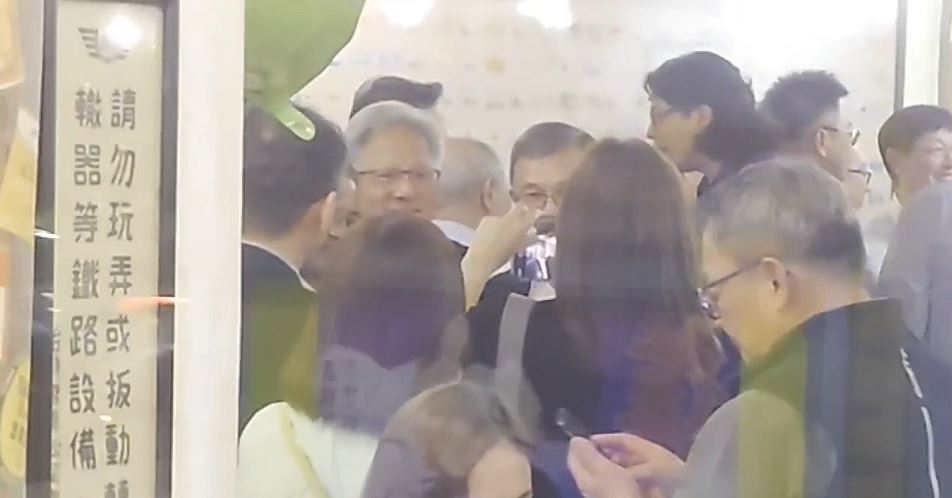 黄仁勋宴请台湾的科技界大佬，吸引许多粉丝找他拍照留念。