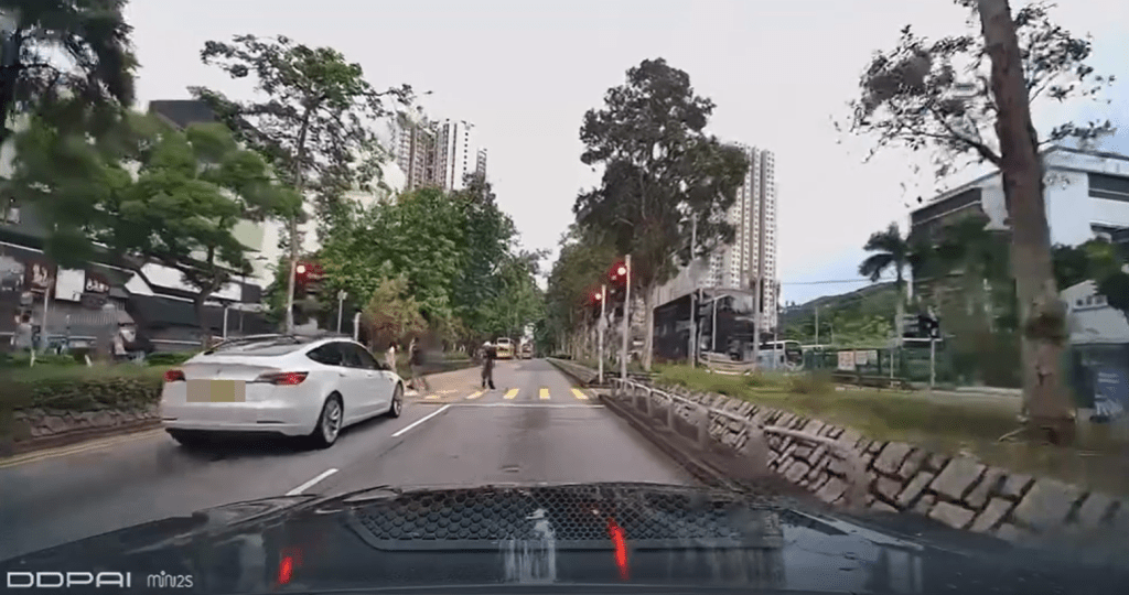 同一車牌私家車曾於8月31日在將軍澳醫院外寶寧路過路處衝燈，未知司機是否為同一人。Threads：cholesuetsuet