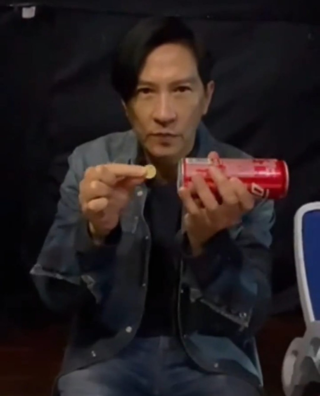 张家辉以拿手港式普通话拍片变魔术。