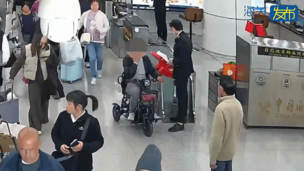 港男骑电动代步车拱北口岸过关被截查。