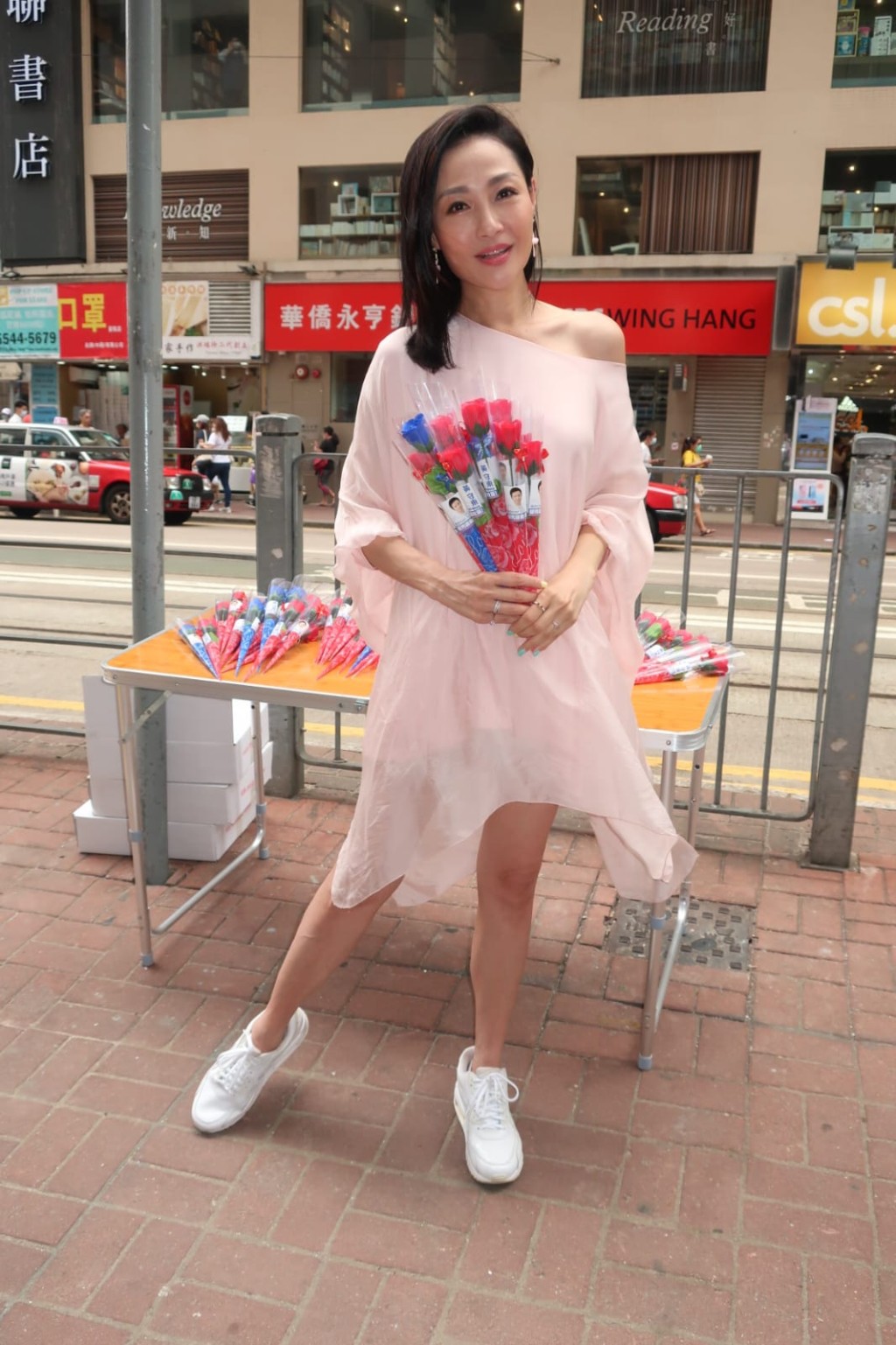 梅玉梅晚上與家人食飯慶祝母親節。