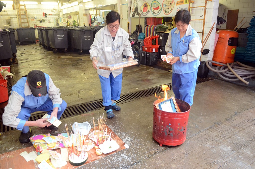 垃圾站清潔工進行路祭。資料圖片 垃圾站清潔工進行路祭。資料圖片