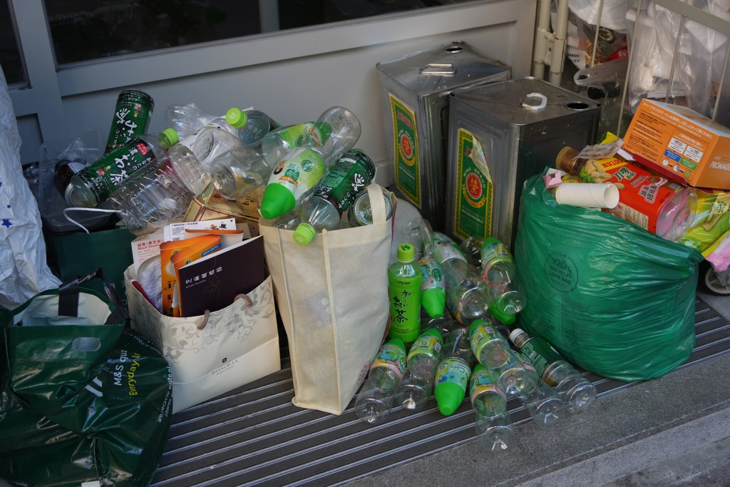 绿在红磡门前堆放胶樽等回收物。