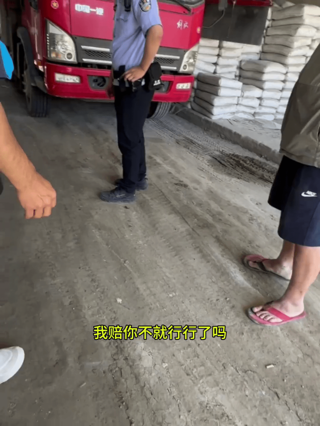 打拐志願者上官正義實地拍攝時，在公安面前被人恐嚇「撞死你」。