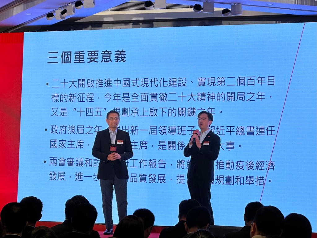 全国人大代表冼汉迪（右）、杨德斌（左）。常彧璠摄