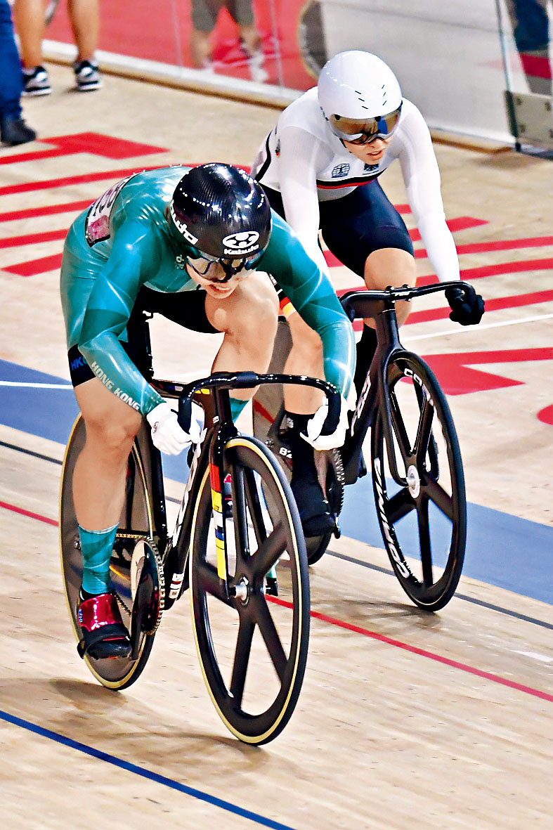 李慧詩（綠衫）於銅牌戰取勝後，與教練團興奮擁抱。