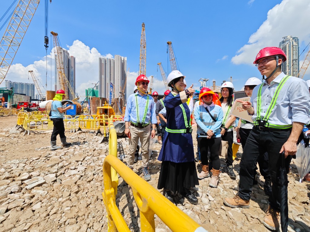 何永贤不忘提醒建筑团队们在酷热天气下要注意保充水分、适时休息。何永贤fb