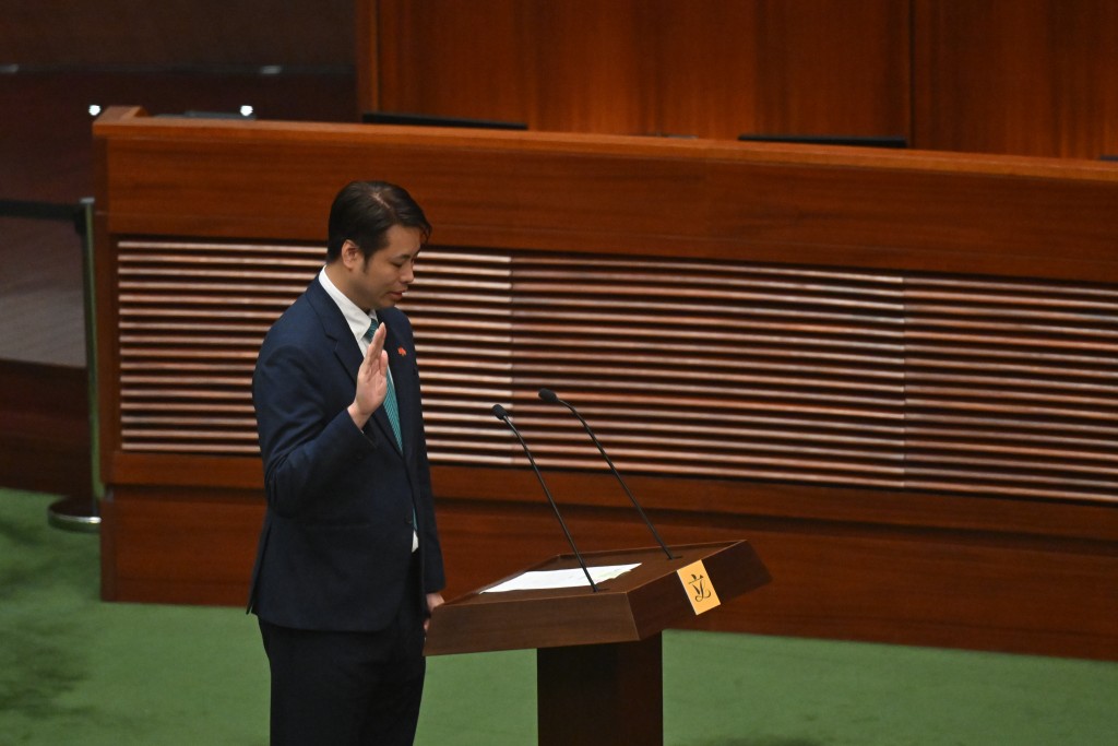 民建聯何俊賢。