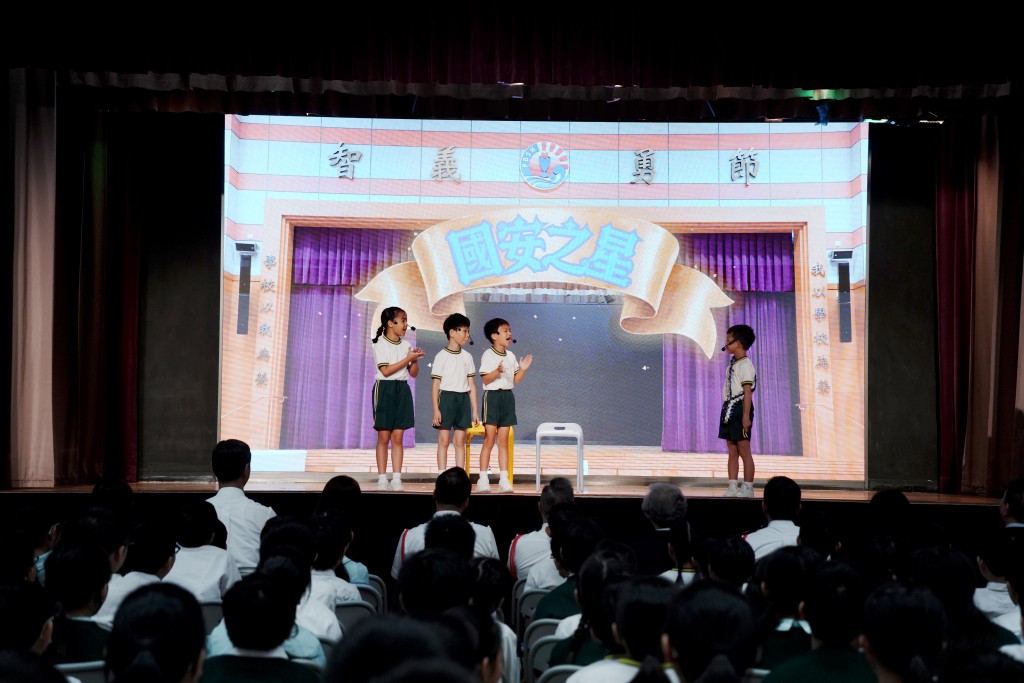 學生進行國安小話劇,以幽默的方法演繹如何透過「NSmarties童心護港AI平台」準備問答比賽奪冠。汪旭峰攝 學生進行國安小話劇,以幽默的方法演繹如何透過「NSmarties童心護港AI平台」準備問答比賽奪冠。汪旭峰攝