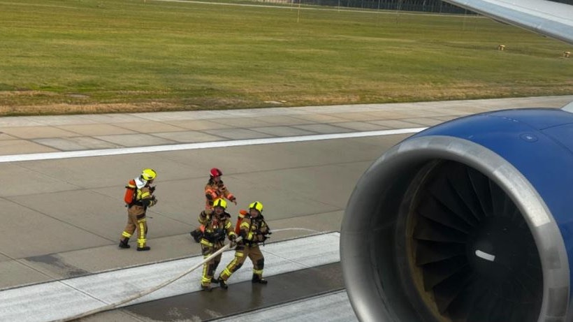 聯合航空UA889航班於26日起飛時發動機起火,要緊急煞停。網圖 聯合航空UA889航班於26日起飛時發動機起火,要緊急煞停。網圖