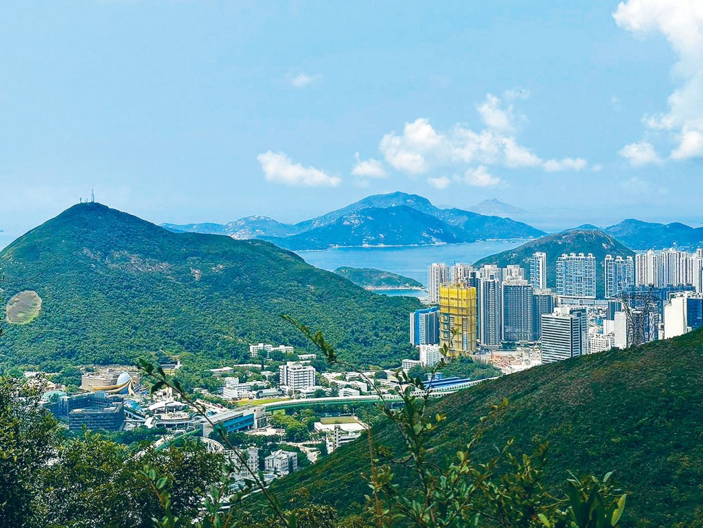 黄竹坑站港岛南岸海盈山。