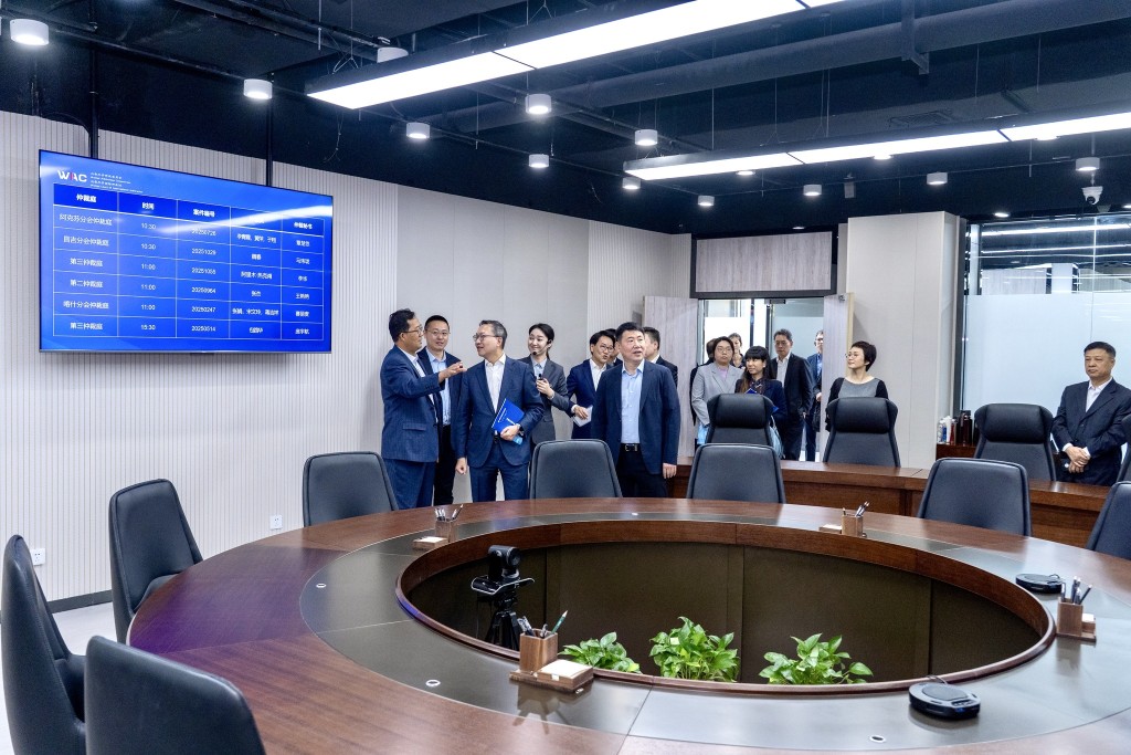 代表團參觀烏魯木齊國際仲裁院等。 代表團參觀烏魯木齊國際仲裁院等。