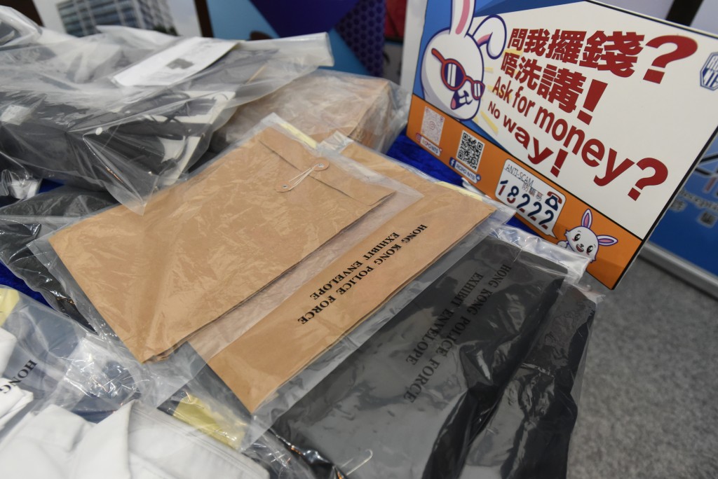 警方检获一批公文袋，怀疑为行骗工具。