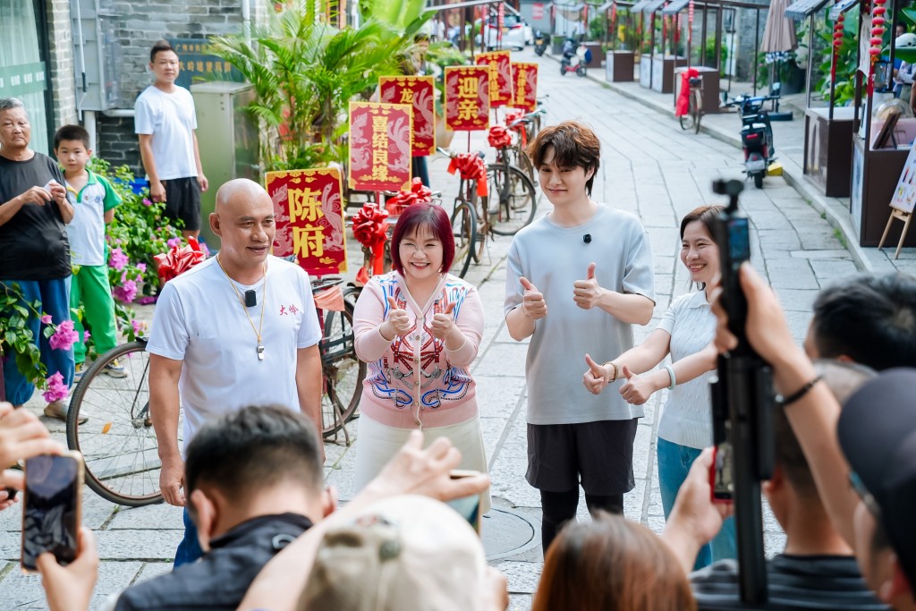 從傾談中深入了解扒龍舟這項中國傳統文化。