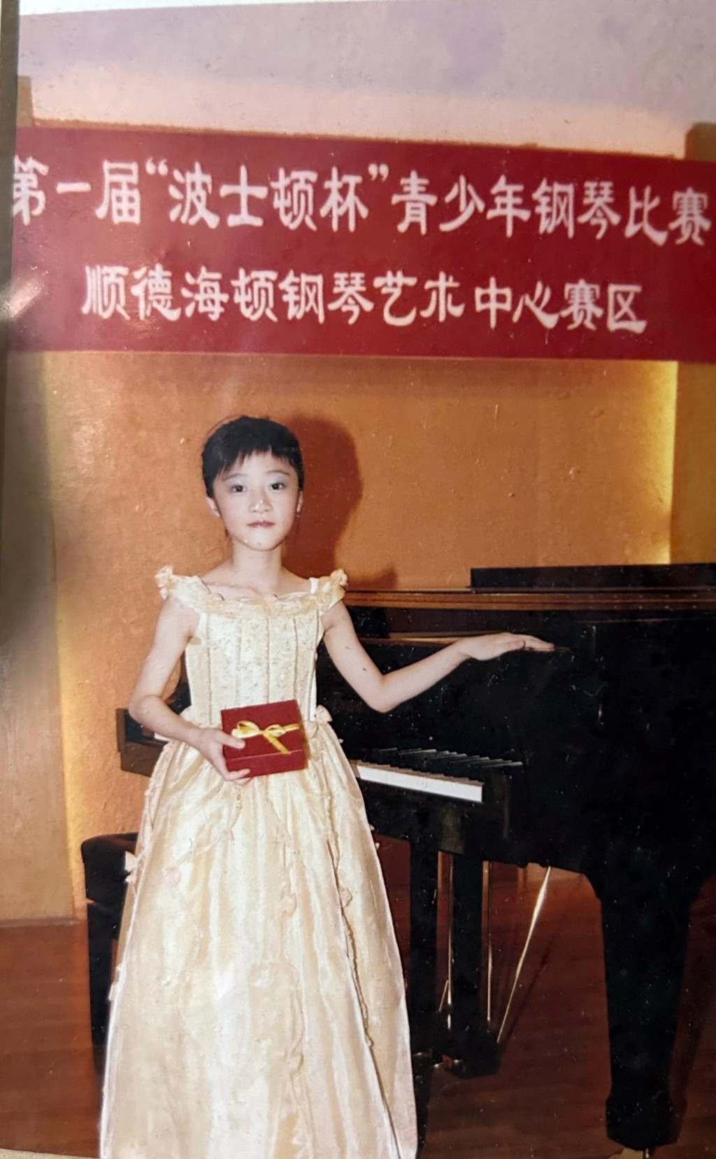 陈晓彤自细已经学钢琴。