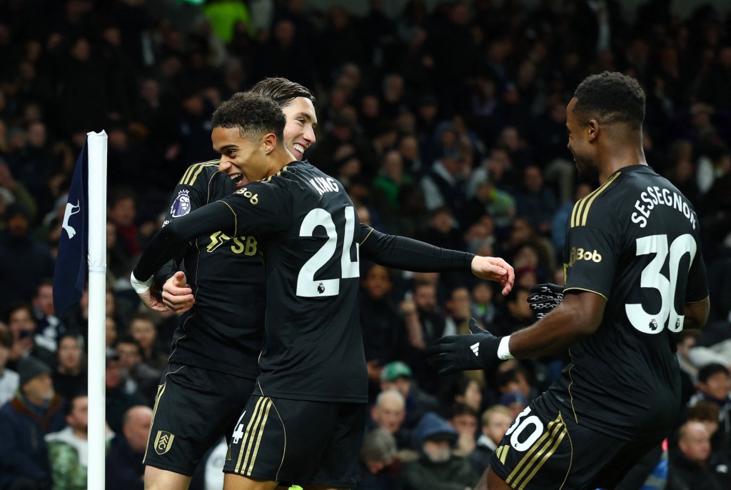 哈利威爾遜把握維卡里奧的失誤，將皮球送入網窩。路透社