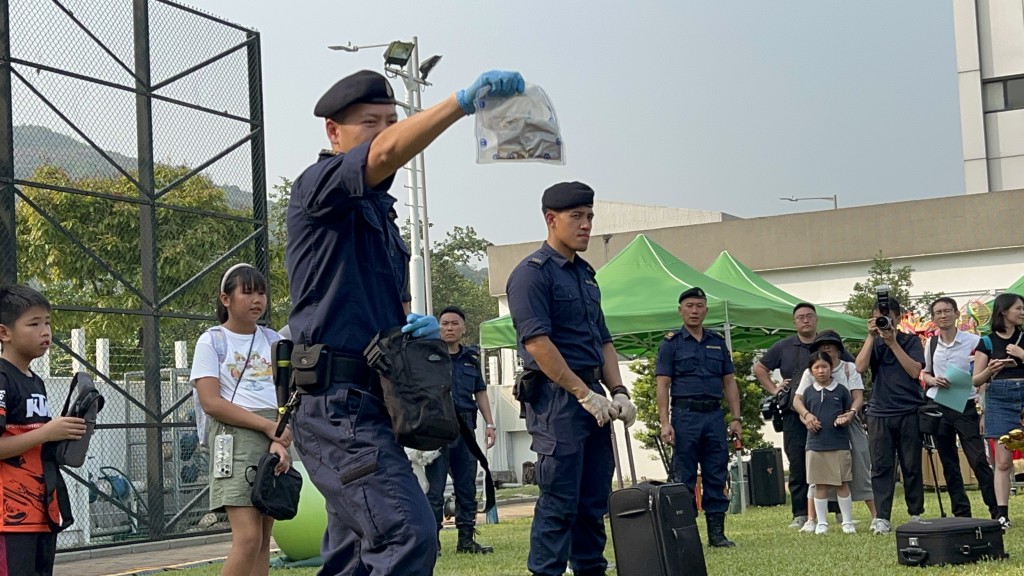 現場有海關搜查犬搜查違禁品的示範。