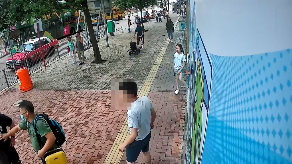 一名綠衫市民上前制止，二人始停手。網上片段截圖