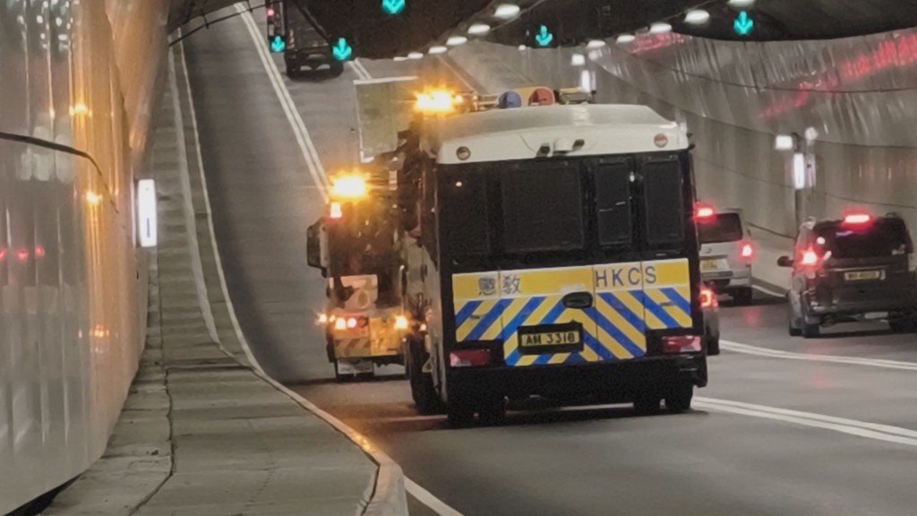 懲教署車輛爆胎,其後由拖車拖走。 懲教署車輛爆胎,其後由拖車拖走。