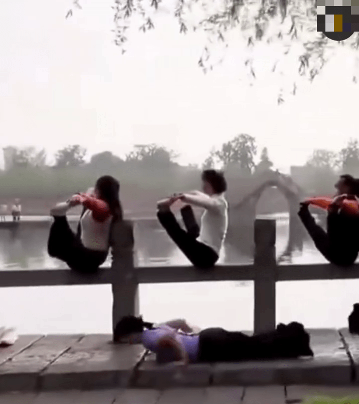 多名大媽將湖邊石欄杆的柱頭當成「瑜伽墊」，大玩高難度「擘髀」動作，地上還有人在爬行。