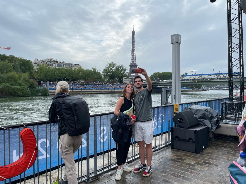 遊人在塞納河前自拍。 徐嘉華巴黎傳真