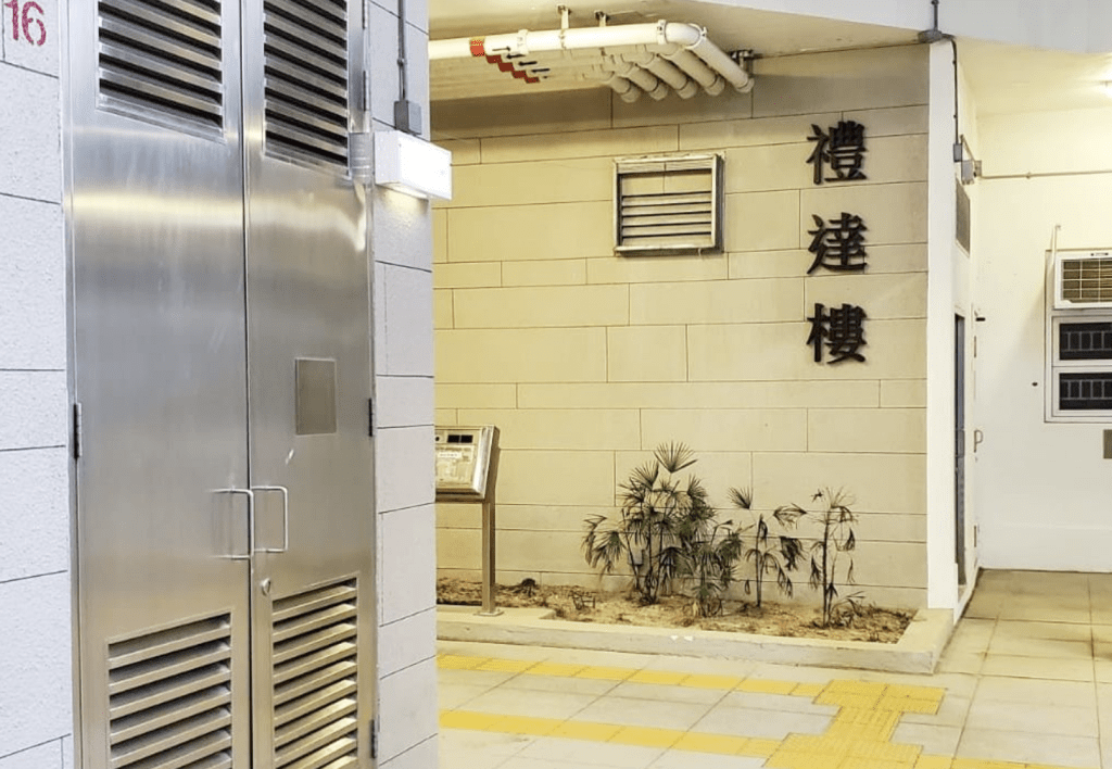 周四（19日）晚上接近8時，一名37歲姓潘男子在安達邨禮達樓的住所房內以繩索吊頸，送院不治。