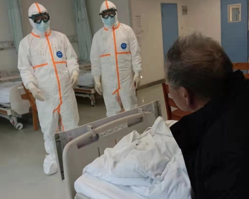武漢官員向病人道歉。網上圖片
