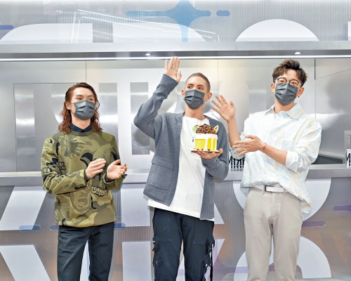 Edan（右）、Tiger（左）送上蛋糕為Lokman慶生。