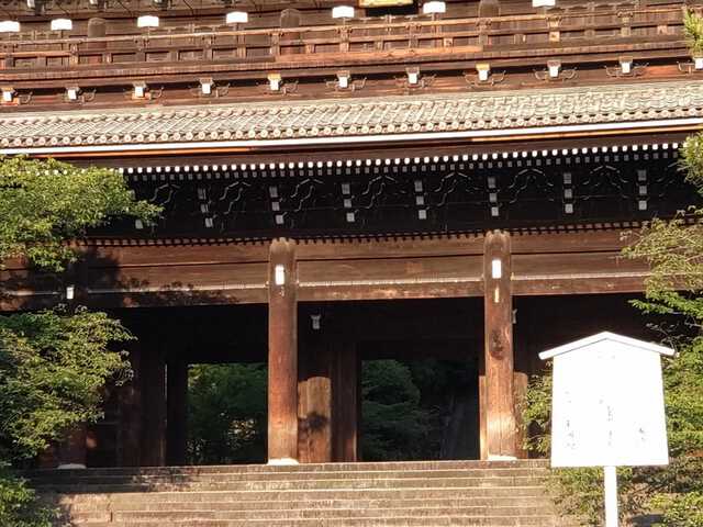 知恩院三门为日本现存最大的木门之一，最上层设有佛堂。网上图片