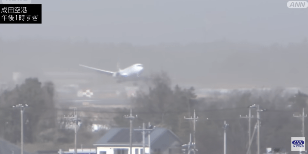 社交平台及日媒片段顯示，多架航機在著地前一刻機身劇烈搖擺，被迫緊急中止降落並抽頭爬升，場面十分驚險。ANNnews畫面截圖