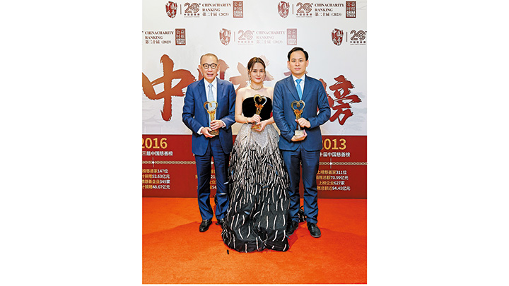 英皇集團主席楊受成（左）、集團副主席楊政龍（右），以及英皇娛樂藝人鍾欣潼 （中）赴北京出席第二十屆中國慈善榜，並分別獲頒慈善表彰。