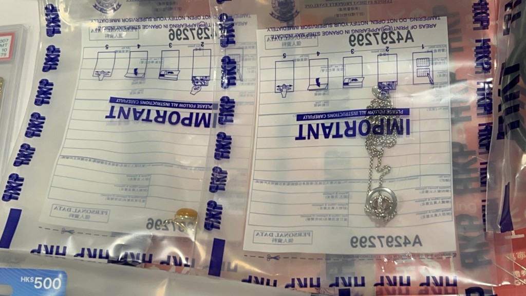 警方在單位內檢獲大批懷疑贓物，包括名貴手錶、護膚品、酒、保健食品、演唱會門票及大量遊戲卡等。