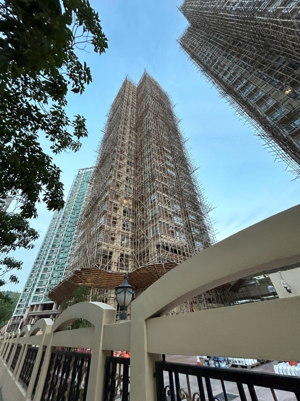 少年懷疑由高處墮下,送院搶救不治。 少年懷疑由高處墮下,送院搶救不治。