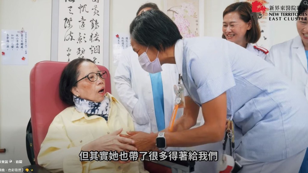 畫展當日，慧明穿上精心挑選的黃色襯衫與絲巾，化了淡妝，在家人、摯友和醫護的陪伴下，介紹自己的作品。　醫管局Fb圖片