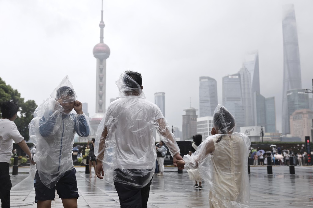 8月9日,受台風白海豚影響,上海普降大雨。 中新社 8月9日,受台風白海豚影響,上海普降大雨。 中新社
