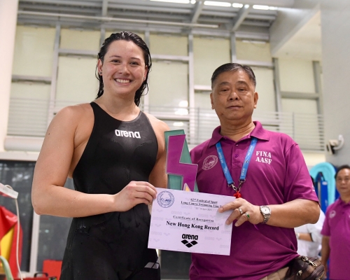 何詩蓓(左)出戰女子100米自由泳，輕鬆游出53秒59新香港紀錄兼達奧運A標，賽後獲頒贈證書。梁柏琛攝