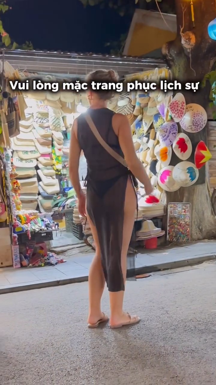 女遊客被勸離古蹟。facebook@Ngoc Khue Truong Bui