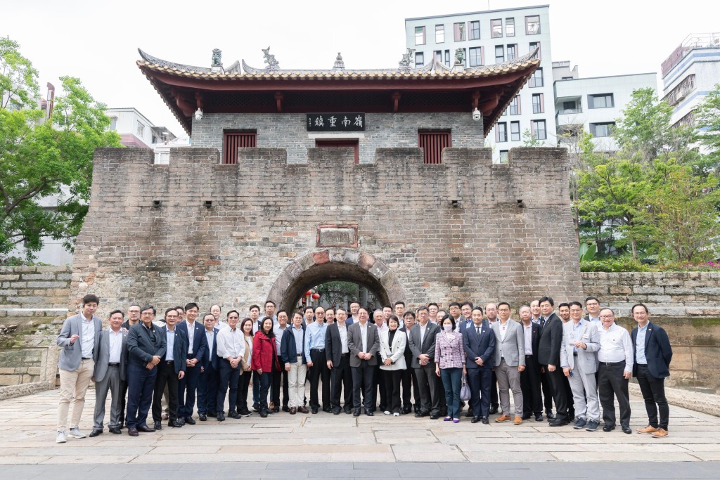 陳國基與立法會議員參觀南頭古城。