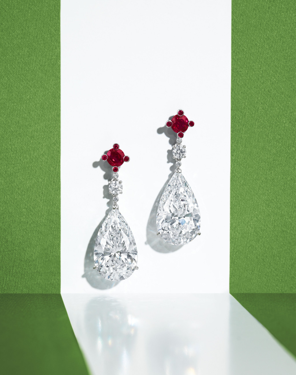 關之琳私人珠寶珍藏，鑽石及紅寶石耳環Moussaieff設計成交價：港元13,170,000 / 美元1,693,886。