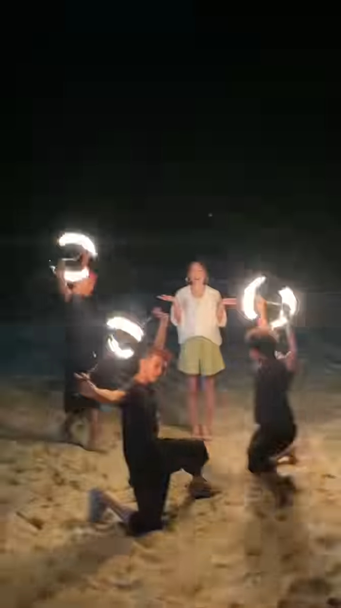 三位阳光猛男在高Ling身旁狂揈火球。