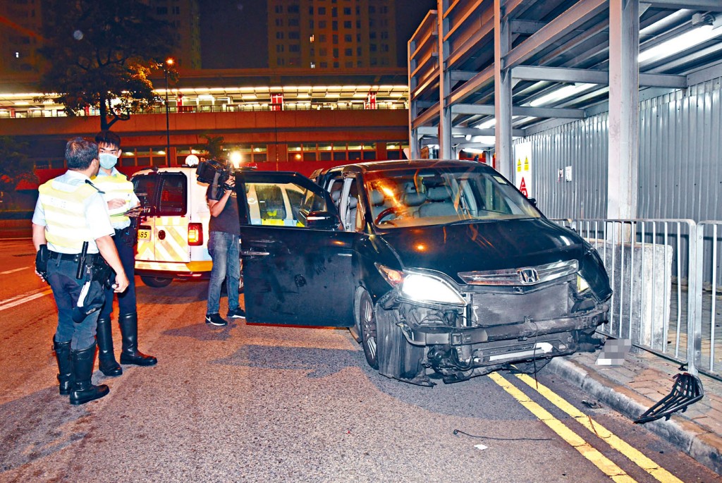 警員在涉案七人車旁調查。　