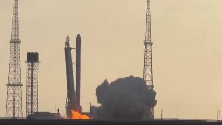 長征十二號甲可重複使用運載火箭上午首飛。 微博