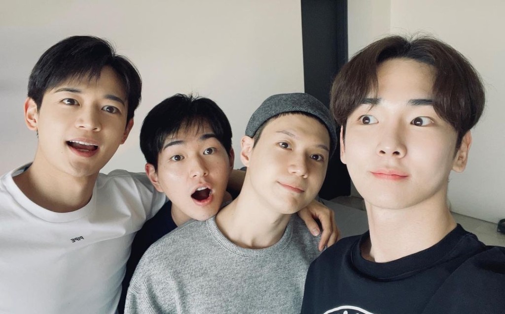 珉豪也上載4人自拍,眾人擺出可愛表情。