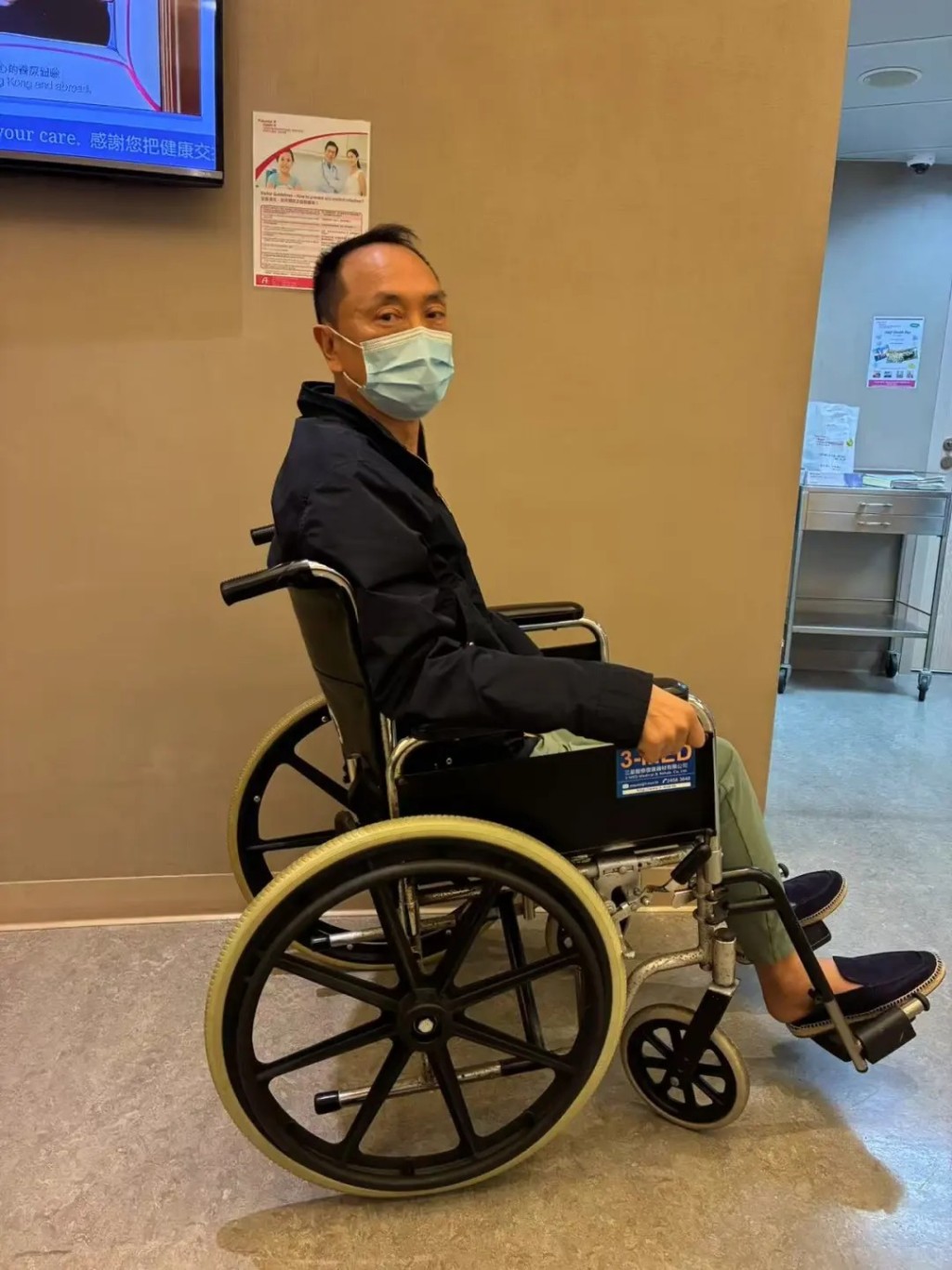 鄔友正錯須坐輪椅。 鄔友正錯須坐輪椅。