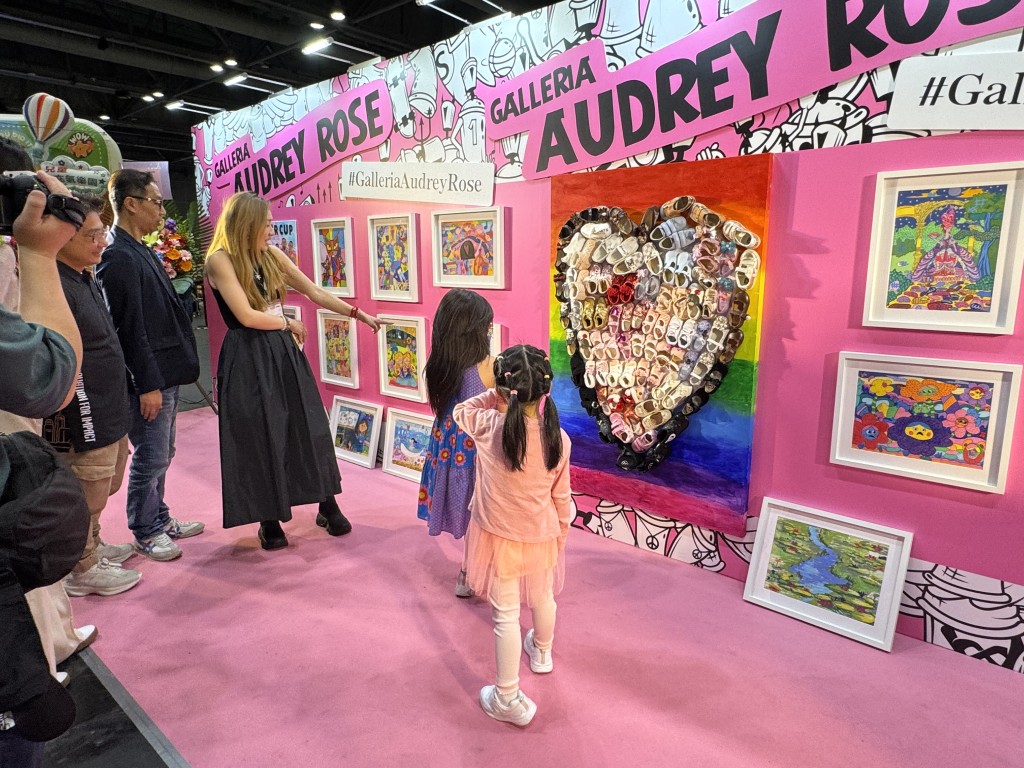 大會特別安排為兒童設計的藝術展覽,展示由HKAOAC香港文藝協會提供的兒童美術作品。 大會特別安排為兒童設計的藝術展覽,展示由HKAOAC香港文藝協會提供的兒童美術作品。